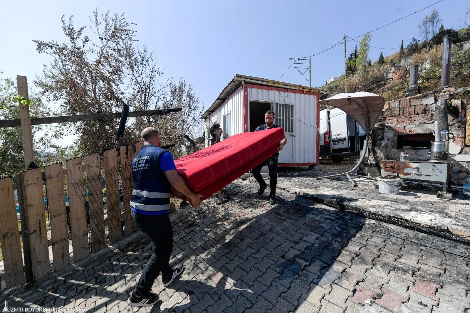 İzmir Büyükşehir Belediyesi, geçen ağustos ayında yaşanan büyük yangınların ardından mağdur olan vatandaşlara destek olmaya devam ediyor.