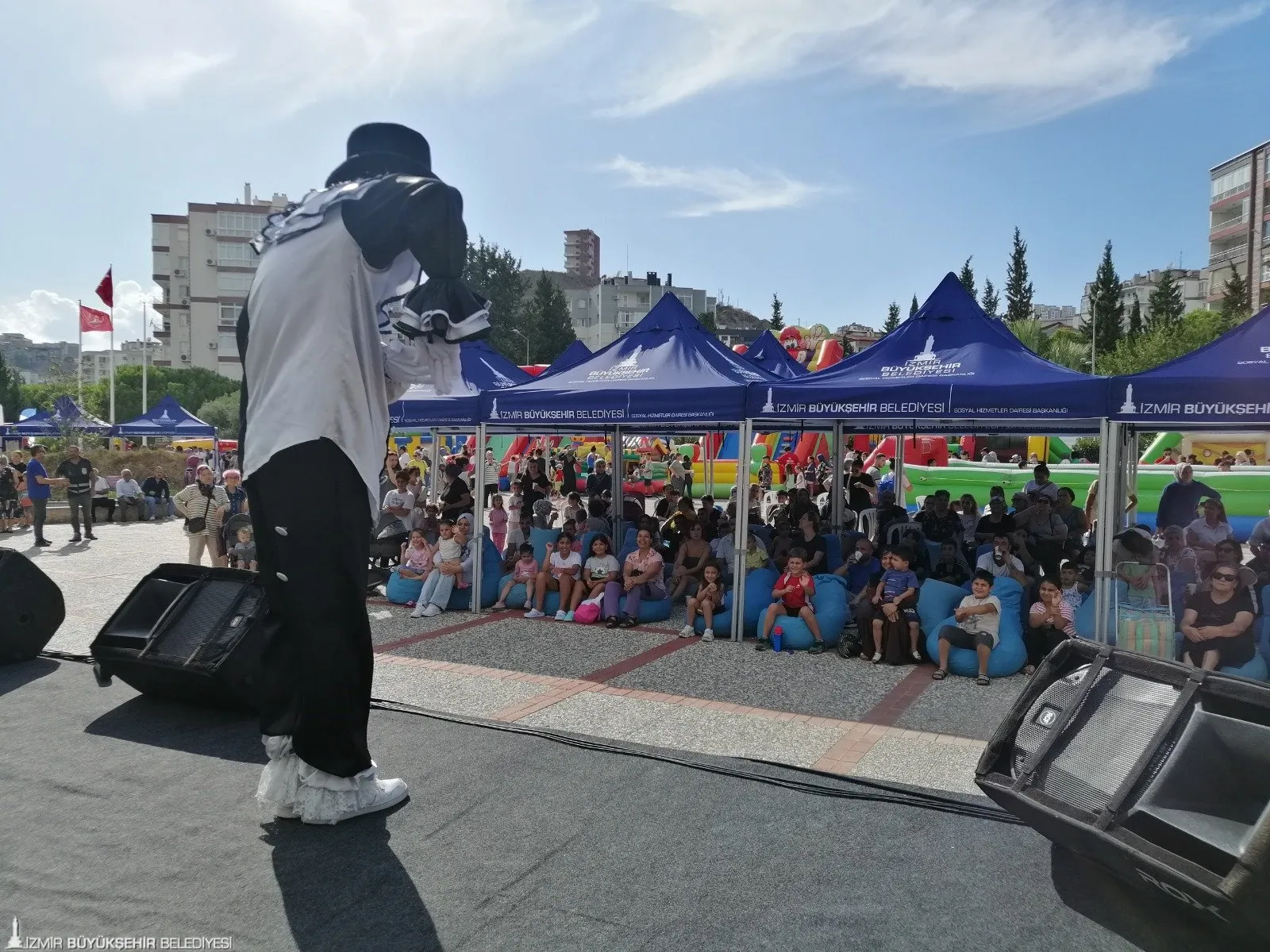 İzmir Büyükşehir Belediyesi, yangında zarar gören çocukların yüzünü güldürmek için özel bir etkinlik düzenledi.