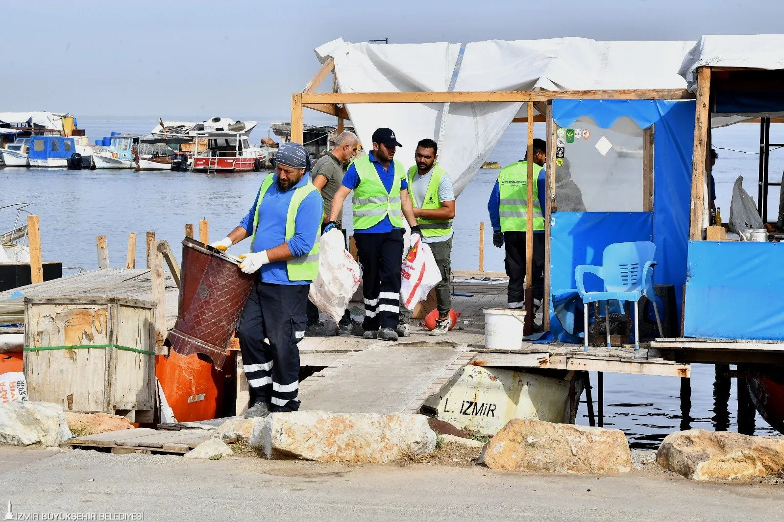 İzmir Büyükşehir Belediyesi zabıta ekipleri, Balçova İnciraltı sahilinde, deniz içinde ve kenarında izinsiz oluşturulan iskeleler, baraka ve kulübelerin yıkımına başladı.