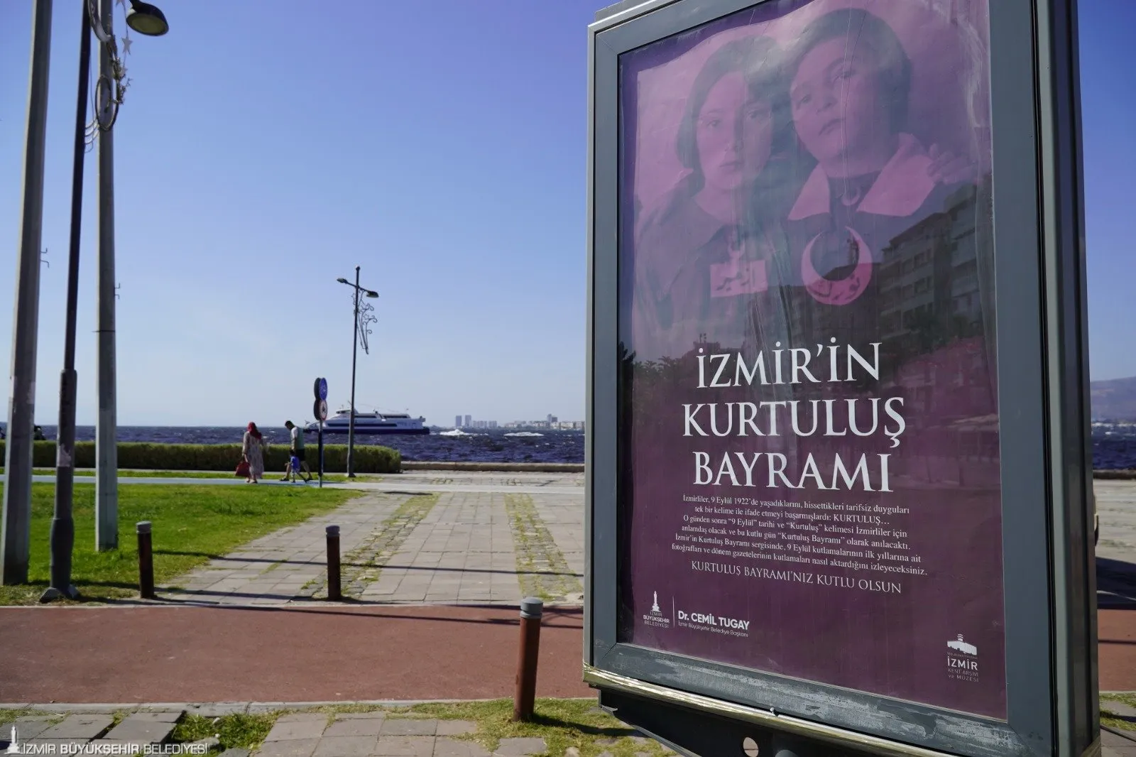 İzmir Büyükşehir Belediyesi'nin düzenlediği "İzmir'in Kurtuluş Bayramı" sergisi, 9 Eylül'ün ilk yıllarındaki kutlamaları fotoğraf ve gazete manşetleriyle gözler önüne seriyor.