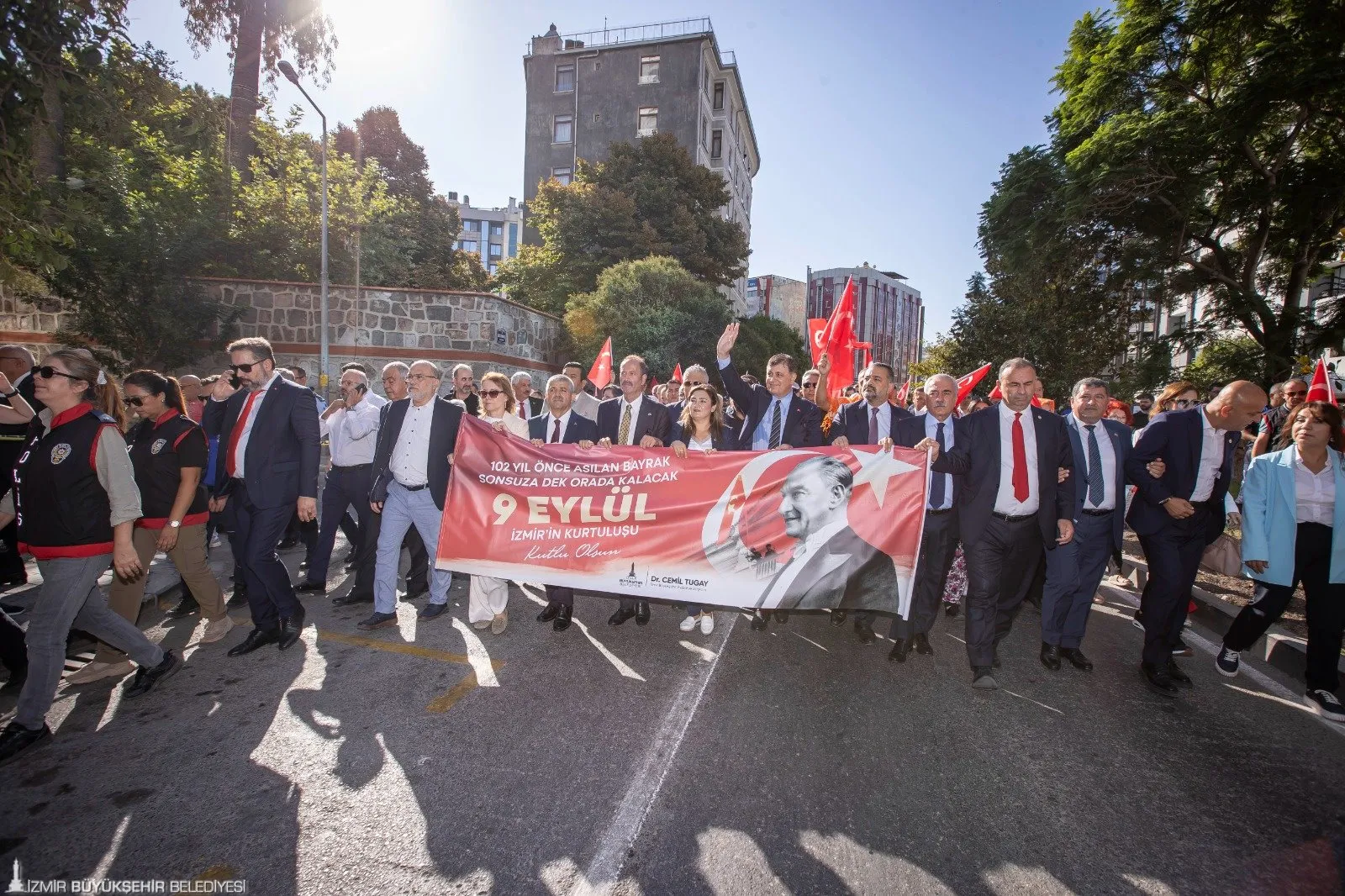 İzmir, 9 Eylül'de düzenlenen görkemli bir yürüyüşle kurtuluşunun 102. yılını kutladı. Tüm siyasi partiler ve binlerce İzmirli, Atatürk'e olan bağlılıklarını gösterdi.