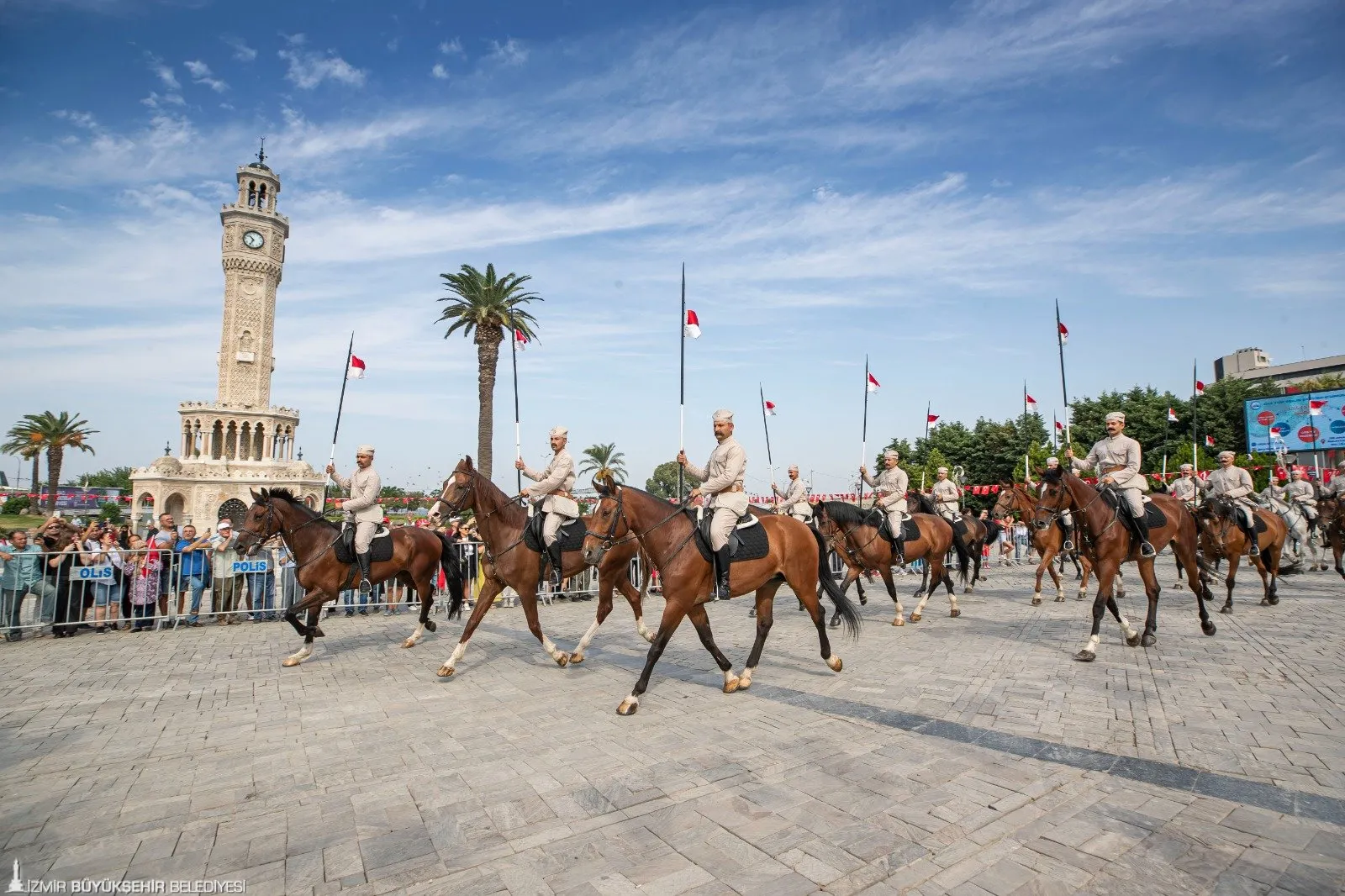 İzmir, 9 Eylül'de tarihi güzergahta düzenlenecek Zafer Yürüyüşü ile kurtuluşunu kutluyor. Fener alayı ve Haluk Levent konseriyle geceye damga vuracak.