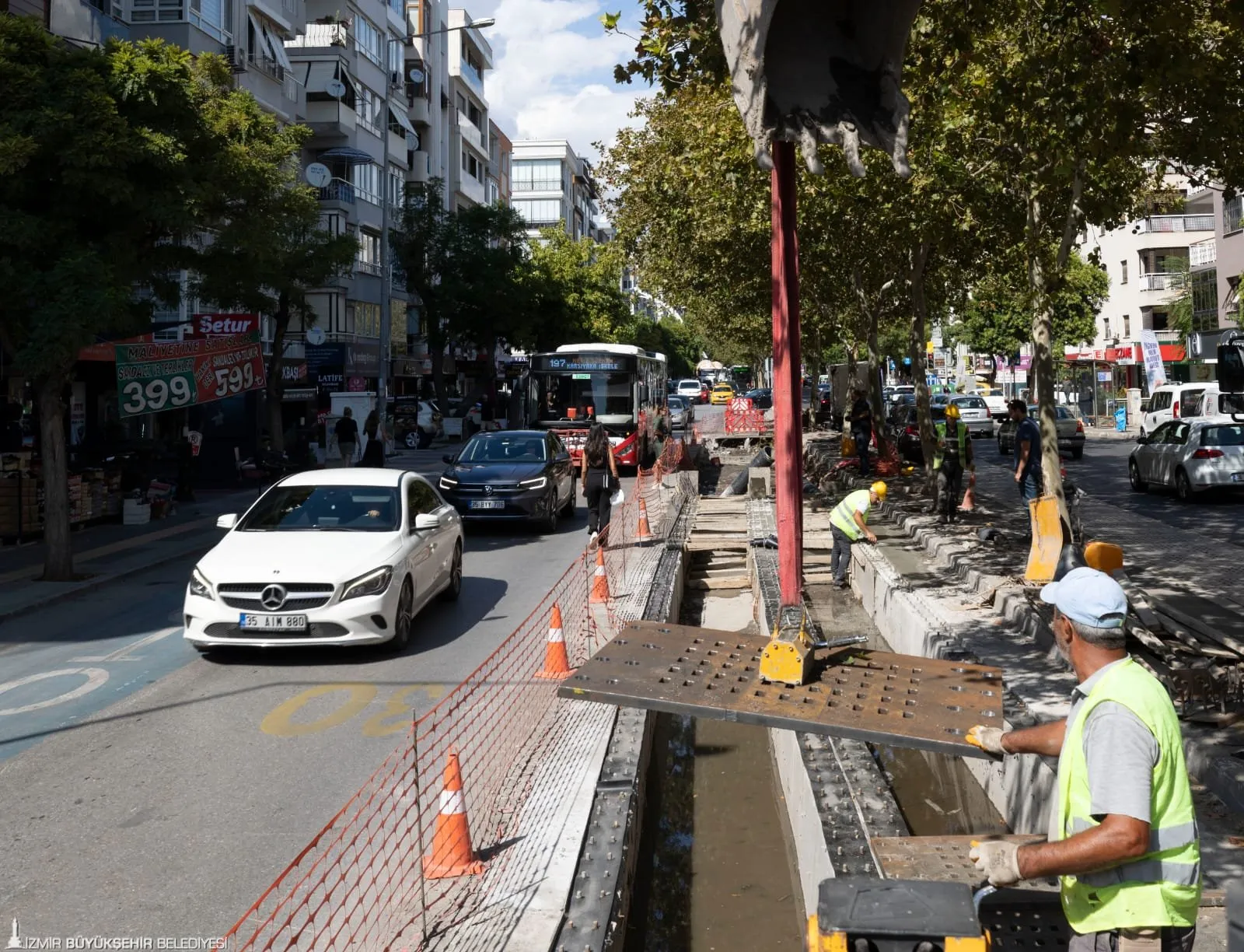 İzmir Su ve Kanalizasyon İdaresi (İZSU), Karşıyaka Girne Caddesi'nde bulunan ve zamanla deforme olan yağmur suyu mazgallarını yeniliyor.