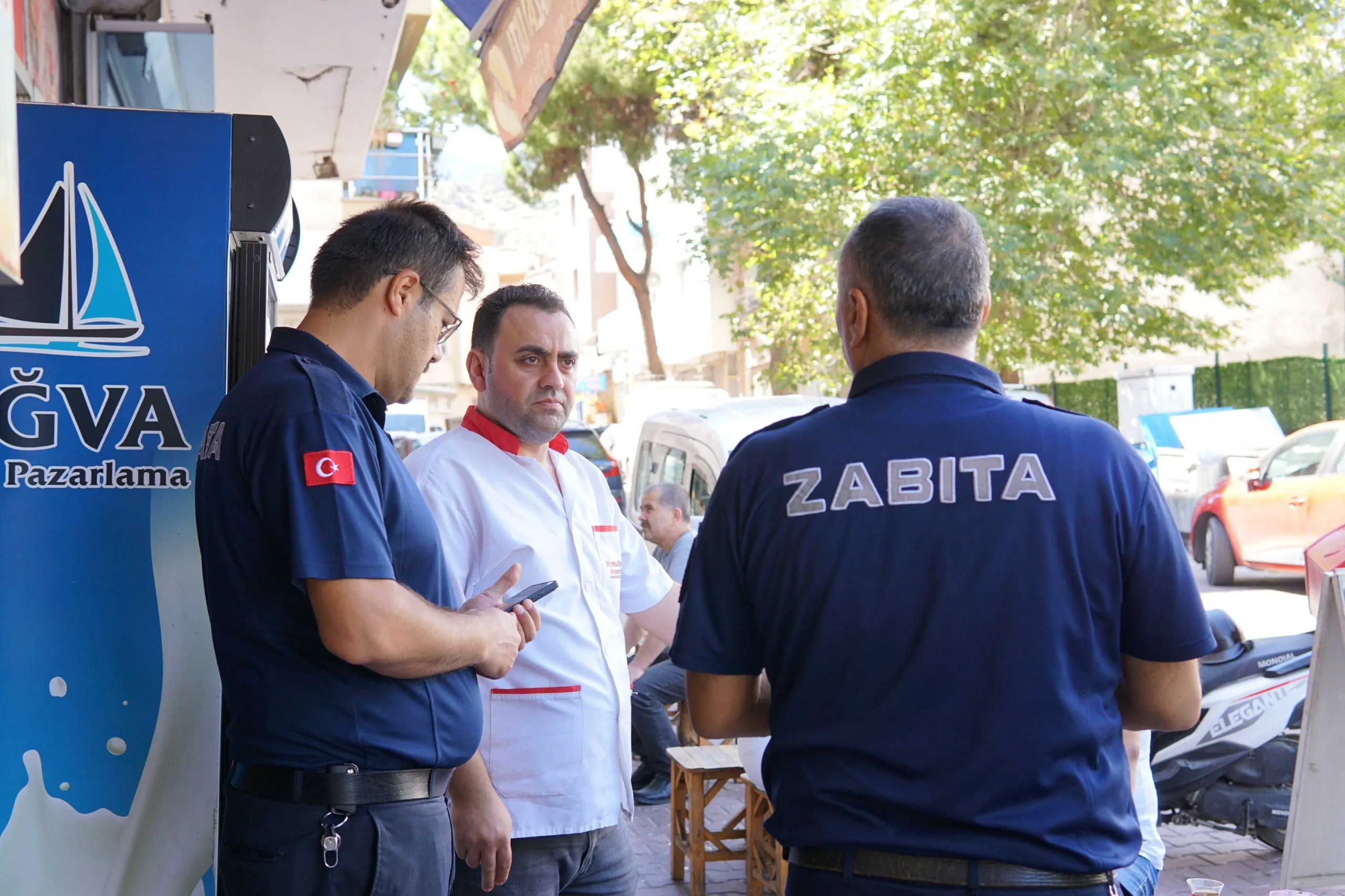 Kemalpaşa Belediyesi, kaldırımları yayalara geri kazandırmak için kolları sıvadı. Zabıta ekiplerinin düzenlediği denetimlerle kaldırım işgalleri son buluyor.