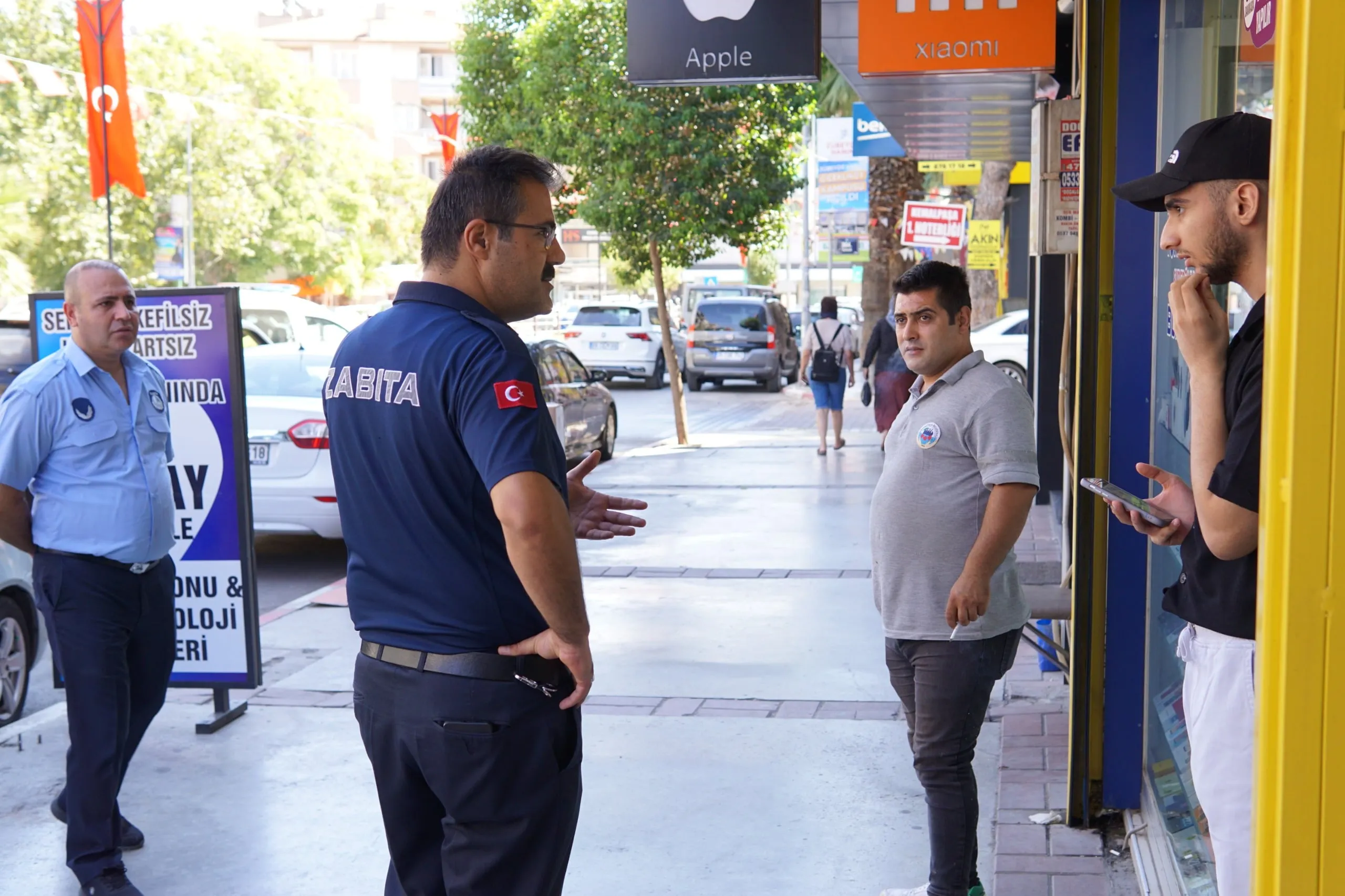 Kemalpaşa Belediyesi, kaldırımları yayalara geri kazandırmak için kolları sıvadı. Zabıta ekiplerinin düzenlediği denetimlerle kaldırım işgalleri son buluyor.