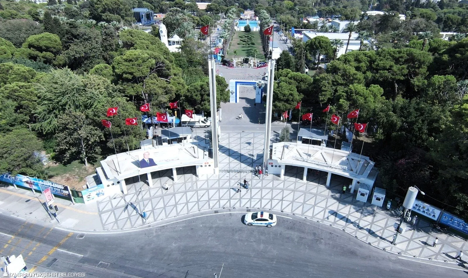 İzmir Büyükşehir Belediyesi, Kültürpark'ın tarihi kapılarını restore ederek 93. İzmir Enternasyonal Fuarı'na yetiştirdi. Yenilenen kapılar, İzmir'e yeni bir soluk getirdi.