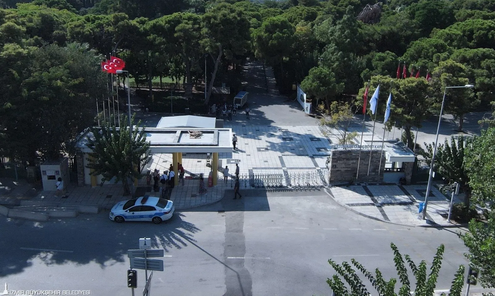 İzmir Büyükşehir Belediyesi, Kültürpark'ın tarihi kapılarını restore ederek 93. İzmir Enternasyonal Fuarı'na yetiştirdi. Yenilenen kapılar, İzmir'e yeni bir soluk getirdi.