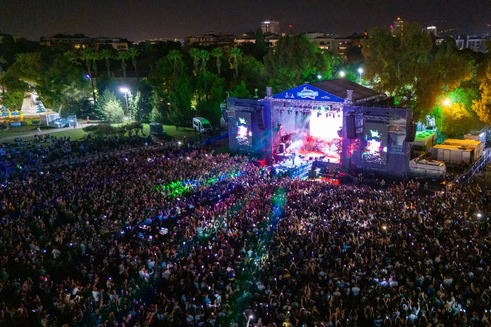 İzmir Enternasyonal Fuarı'nda 19 yıl aradan sonra sahneye çıkan Mahsun Kırmızıgül, binlerce hayranıyla buluştu. Çim Konserleri'nde unutulmaz bir gece yaşatan sanatçı, duygusal anlar yaşadı