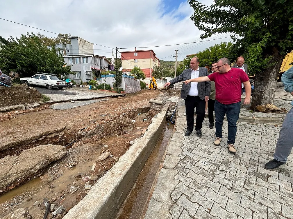 İzmir'de sabah saatlerinde başlayan yoğun yağışların sele dönüşmesiyle Menderes'te felaket yaşandı. Başkan İlkay Çiçek tüm belediye personeliyle mağdur olan vatandaşların yanına gitti.