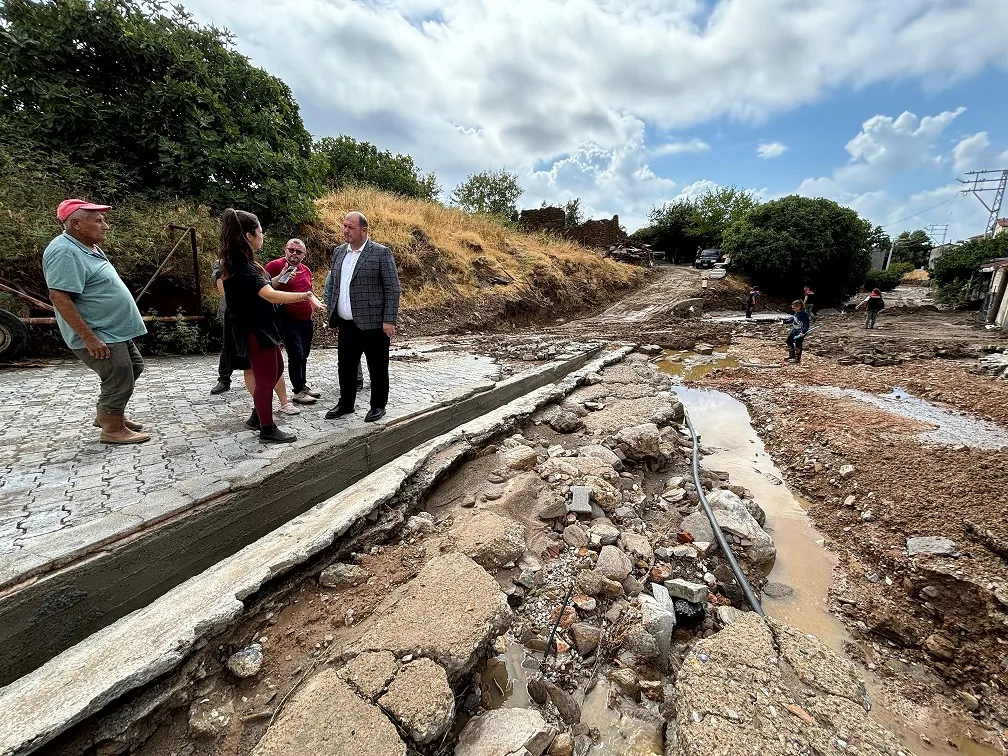 İzmir'de sabah saatlerinde başlayan yoğun yağışların sele dönüşmesiyle Menderes'te felaket yaşandı. Başkan İlkay Çiçek tüm belediye personeliyle mağdur olan vatandaşların yanına gitti.