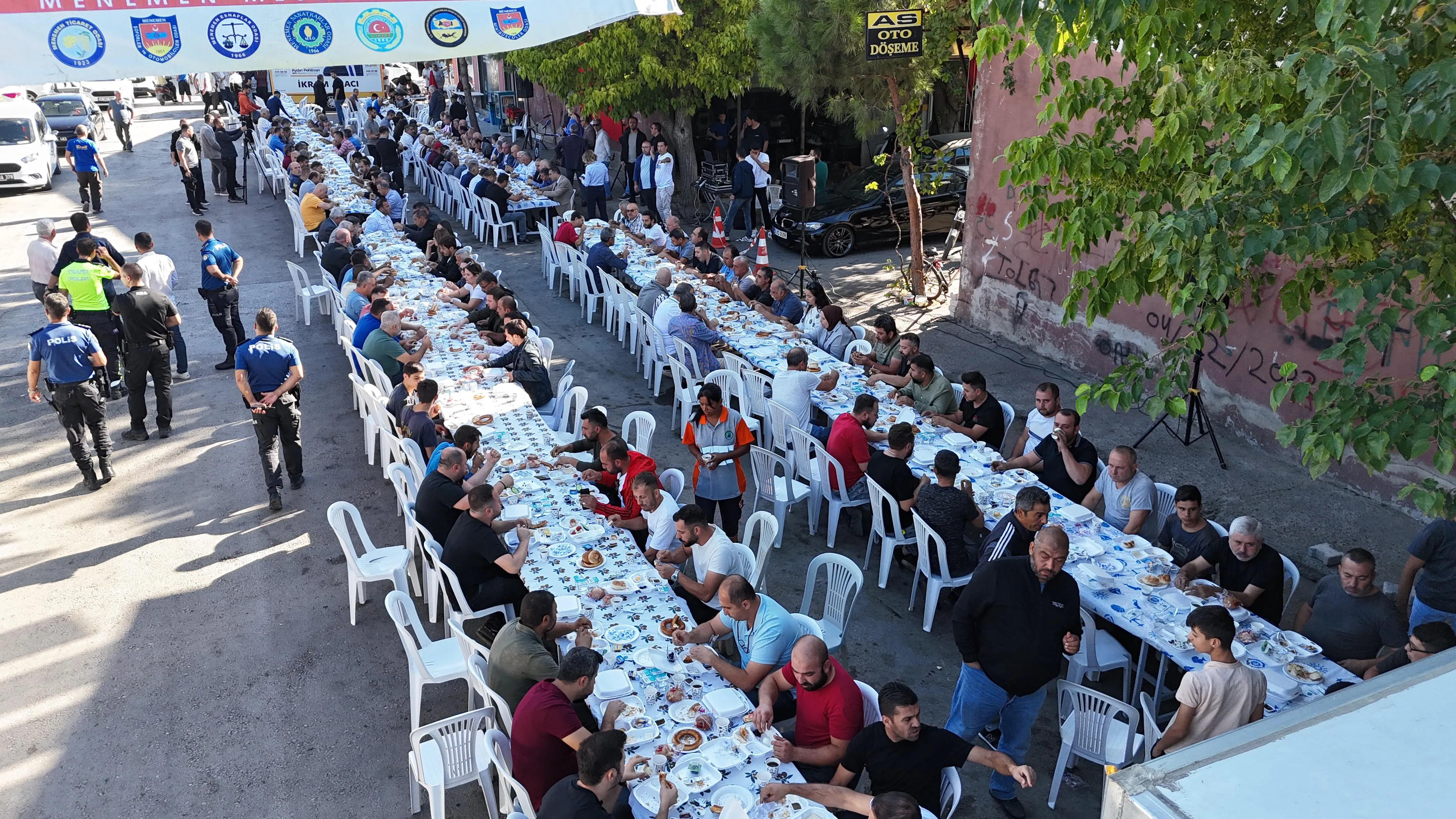  Menemen Belediye Başkanı Aydın Pehlivan'ın ev sahipliğinde gerçekleşen kahvaltı programında, esnafın devlete ve millete olan katkıları takdirle karşılandı.