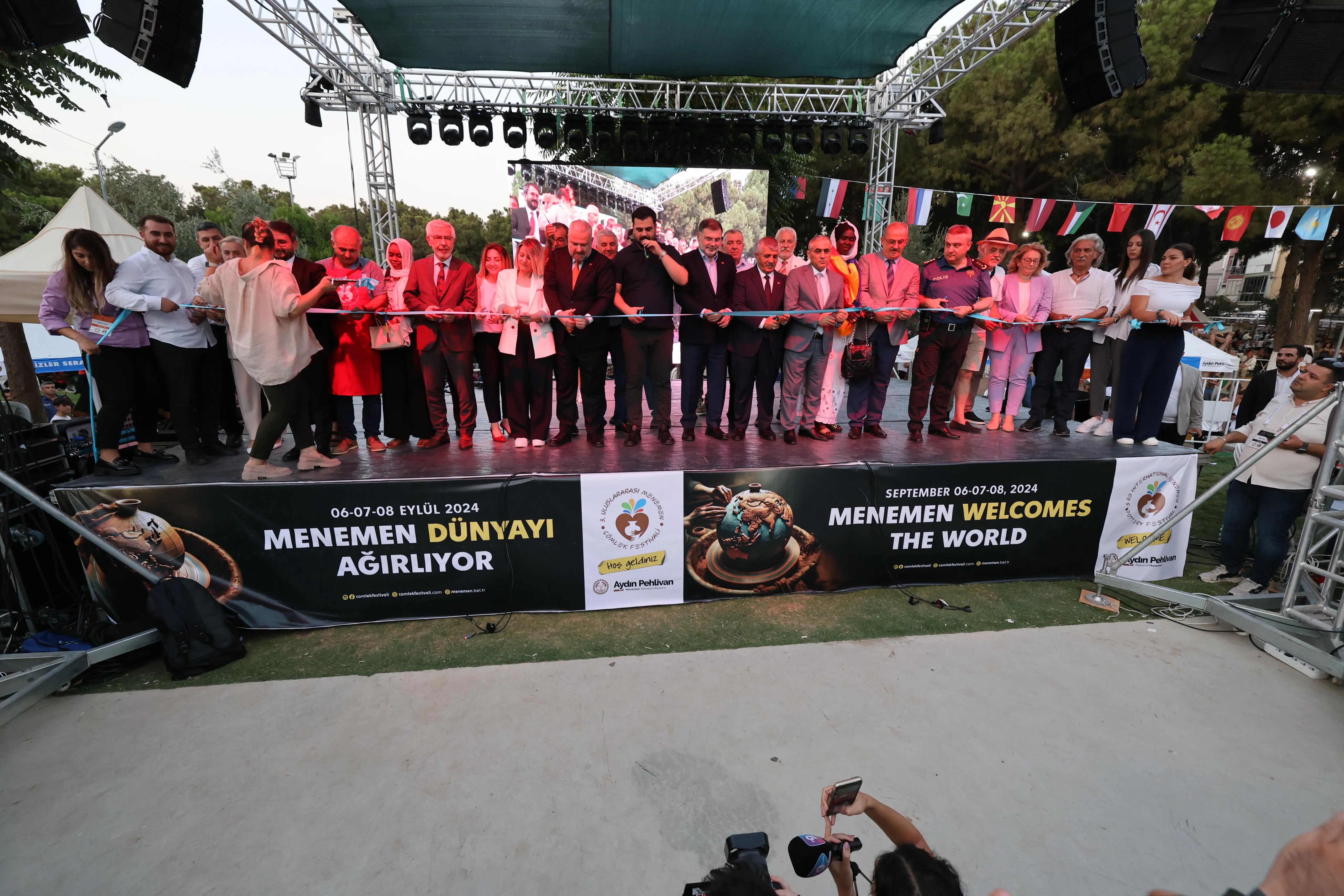 Menemen Belediyesi tarafından düzenlenen 3. Uluslararası Menemen Çömlek Festivali, 39 ülkeden katılımcıyla görkemli bir şekilde başladı.