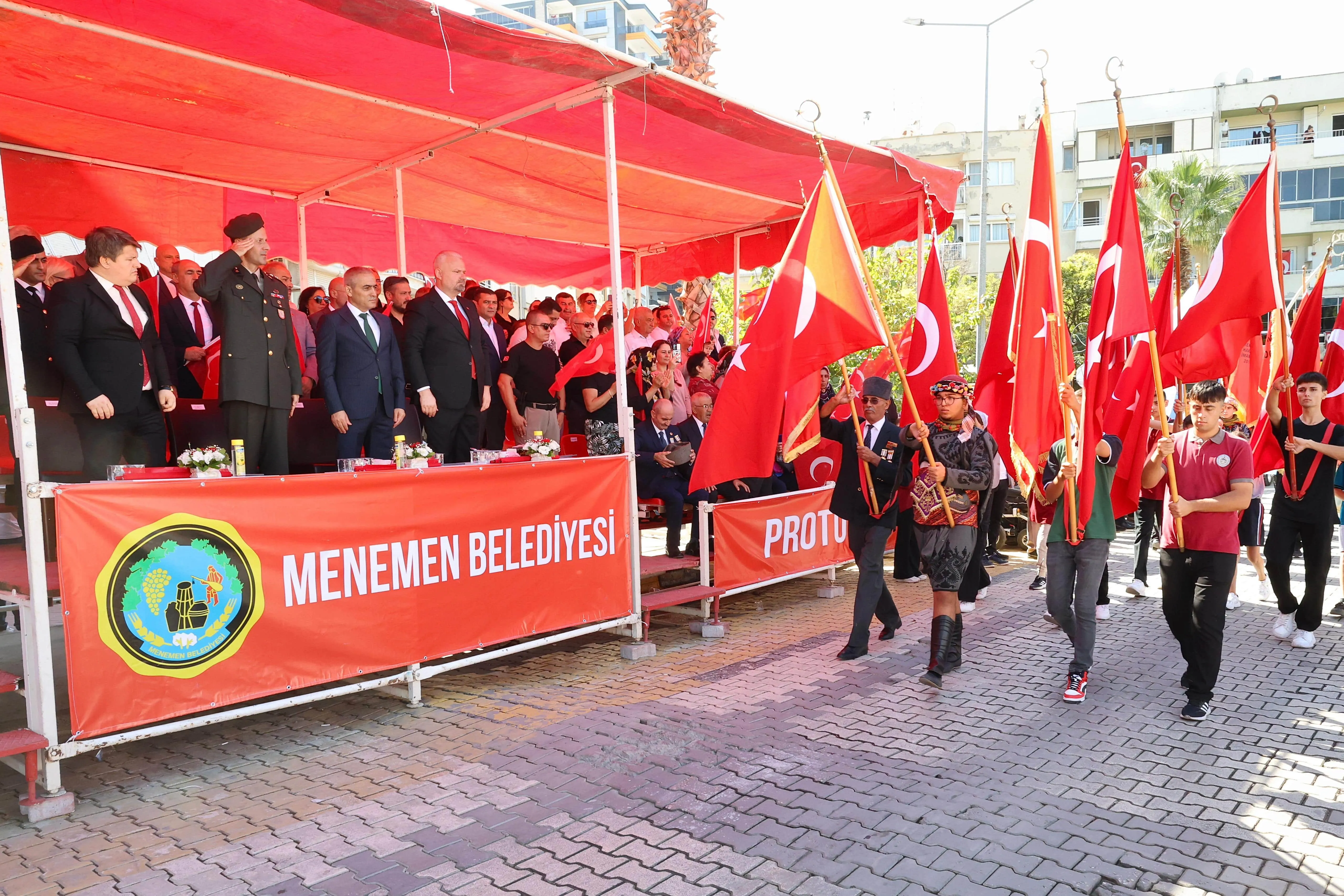 Menemen'de 9 Eylül kutlamaları büyük bir coşkuyla gerçekleştirildi. Atatürk'ü anma etkinliklerinde vatandaşlar bir araya geldi.