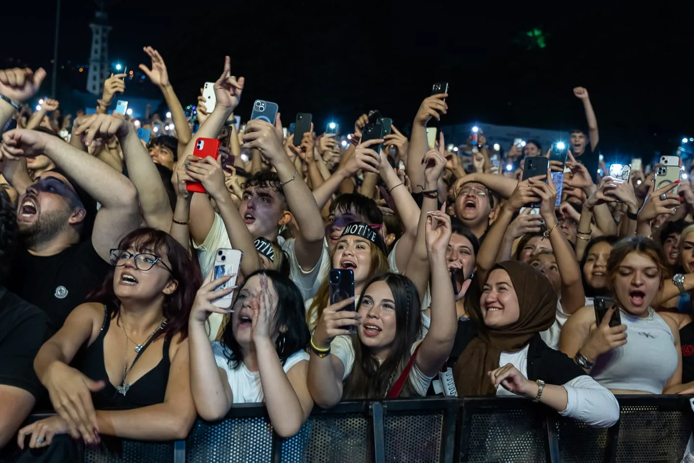 İzmir Enternasyonal Fuarı'nda düzenlenen Çim Konserleri'nde sahne alan Motive, binlerce genç müzikseveri coşturdu. Unutulmaz bir gece yaşayan İzmirliler, konser boyunca şarkılara eşlik etti.