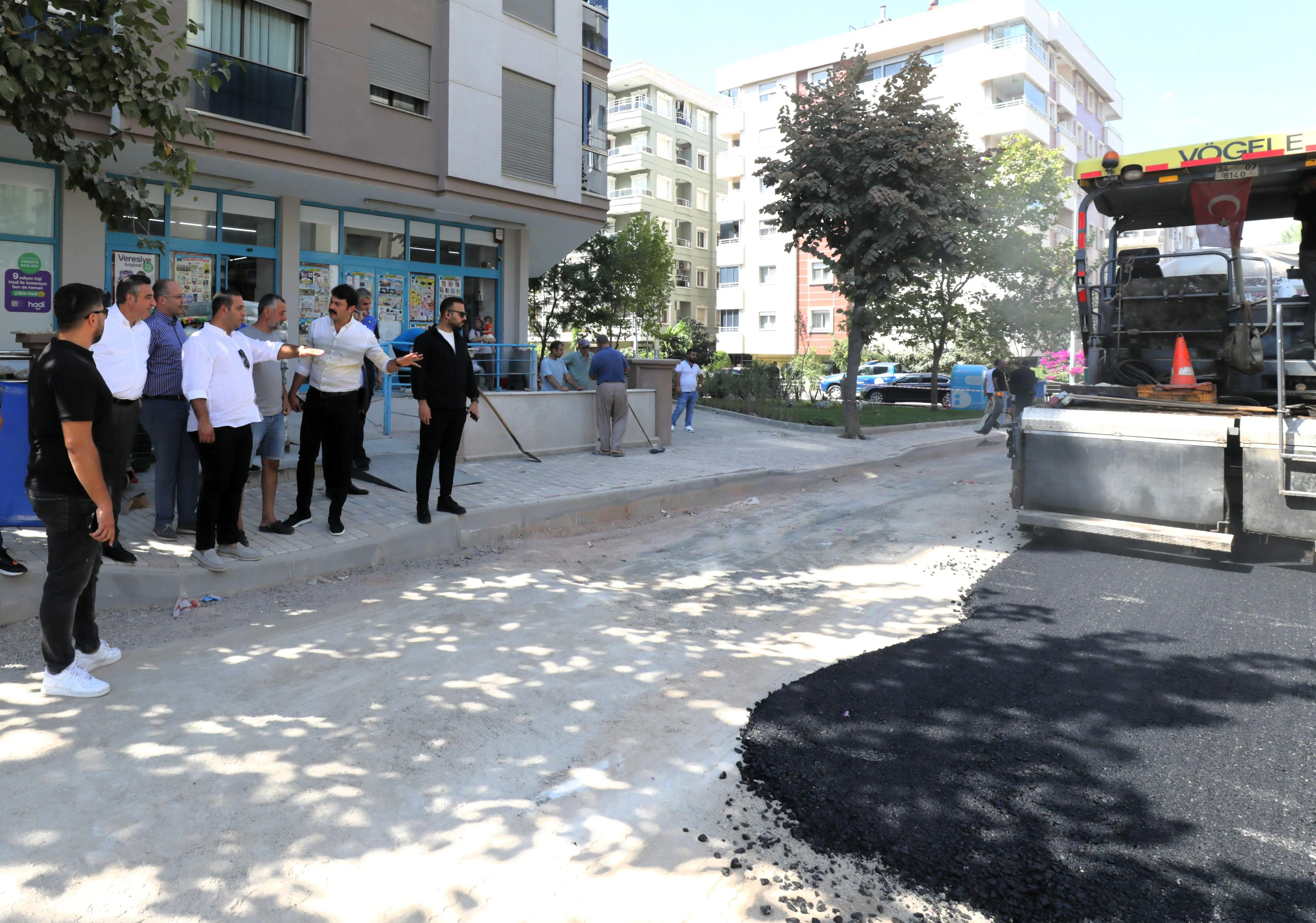 Narlıdere Belediyesi, yoğun kullanılan Sema Sokak’ta başlattığı yenileme çalışmalarında sona geldi. Yol, kaldırım ve çevre düzenlemeleriyle sokak daha konforlu ve güvenli hale getirildi.