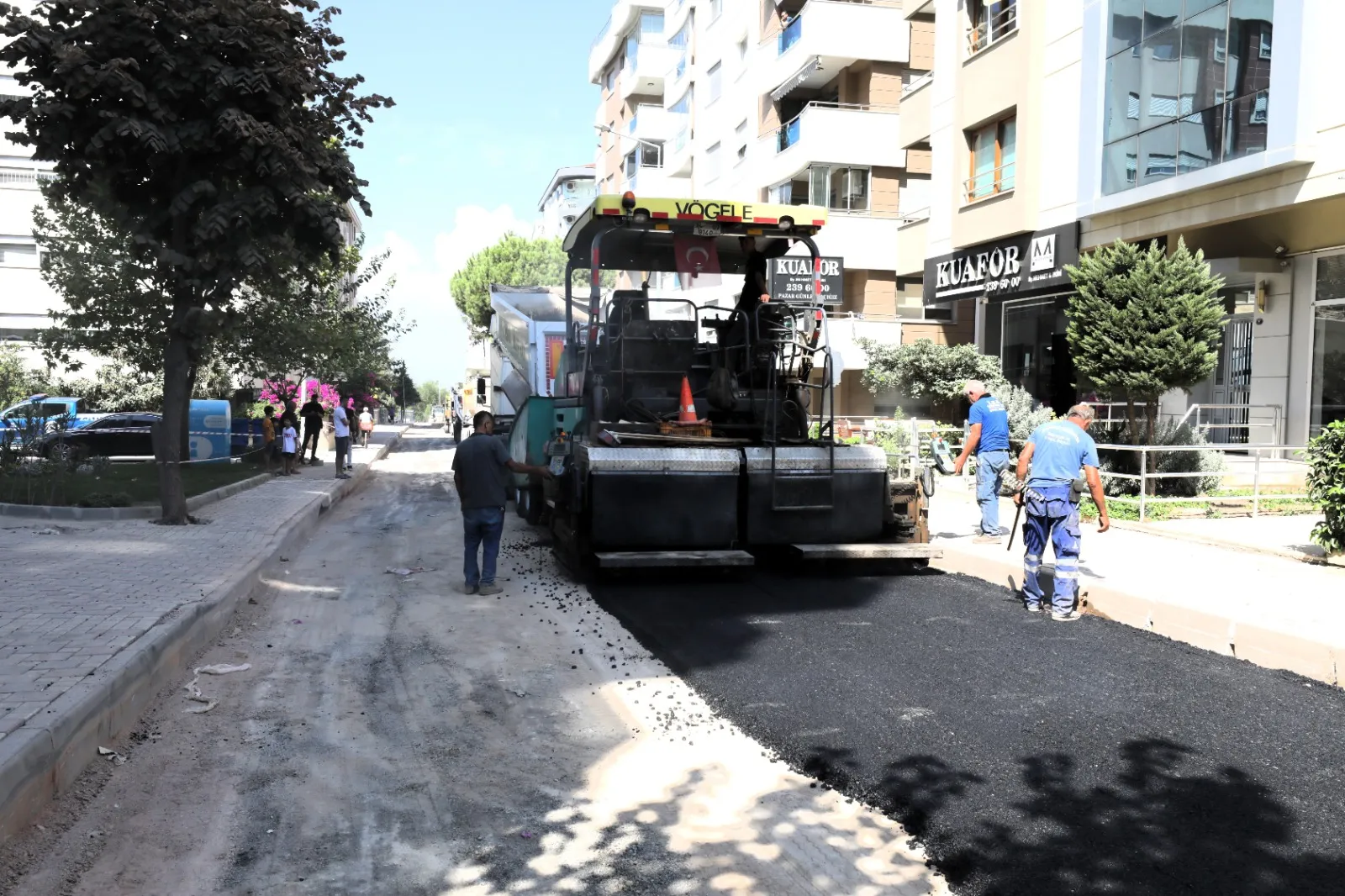 Narlıdere Belediyesi, yoğun kullanılan Sema Sokak’ta başlattığı yenileme çalışmalarında sona geldi. Yol, kaldırım ve çevre düzenlemeleriyle sokak daha konforlu ve güvenli hale getirildi.