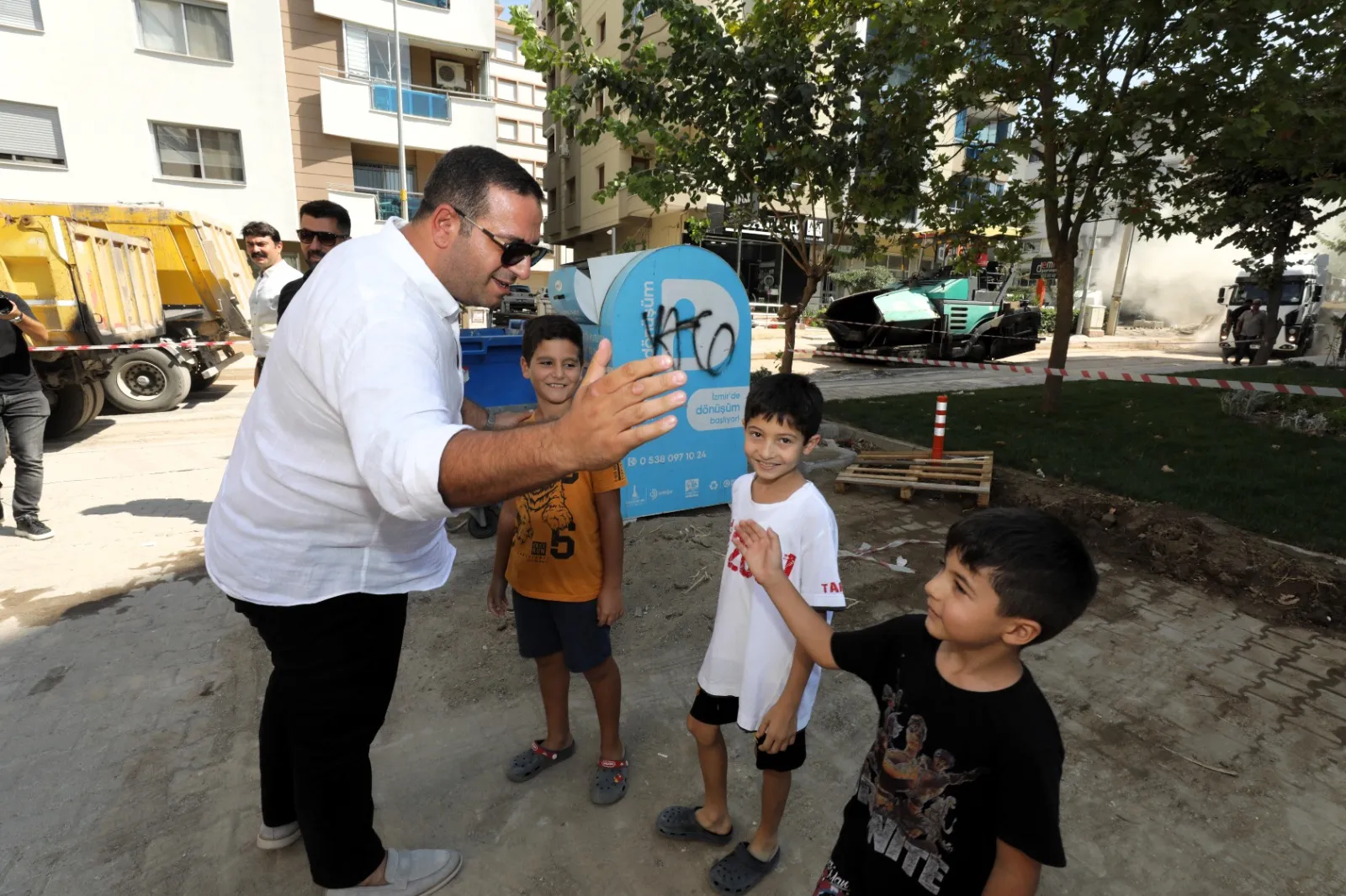 Narlıdere Belediyesi, yoğun kullanılan Sema Sokak’ta başlattığı yenileme çalışmalarında sona geldi. Yol, kaldırım ve çevre düzenlemeleriyle sokak daha konforlu ve güvenli hale getirildi.