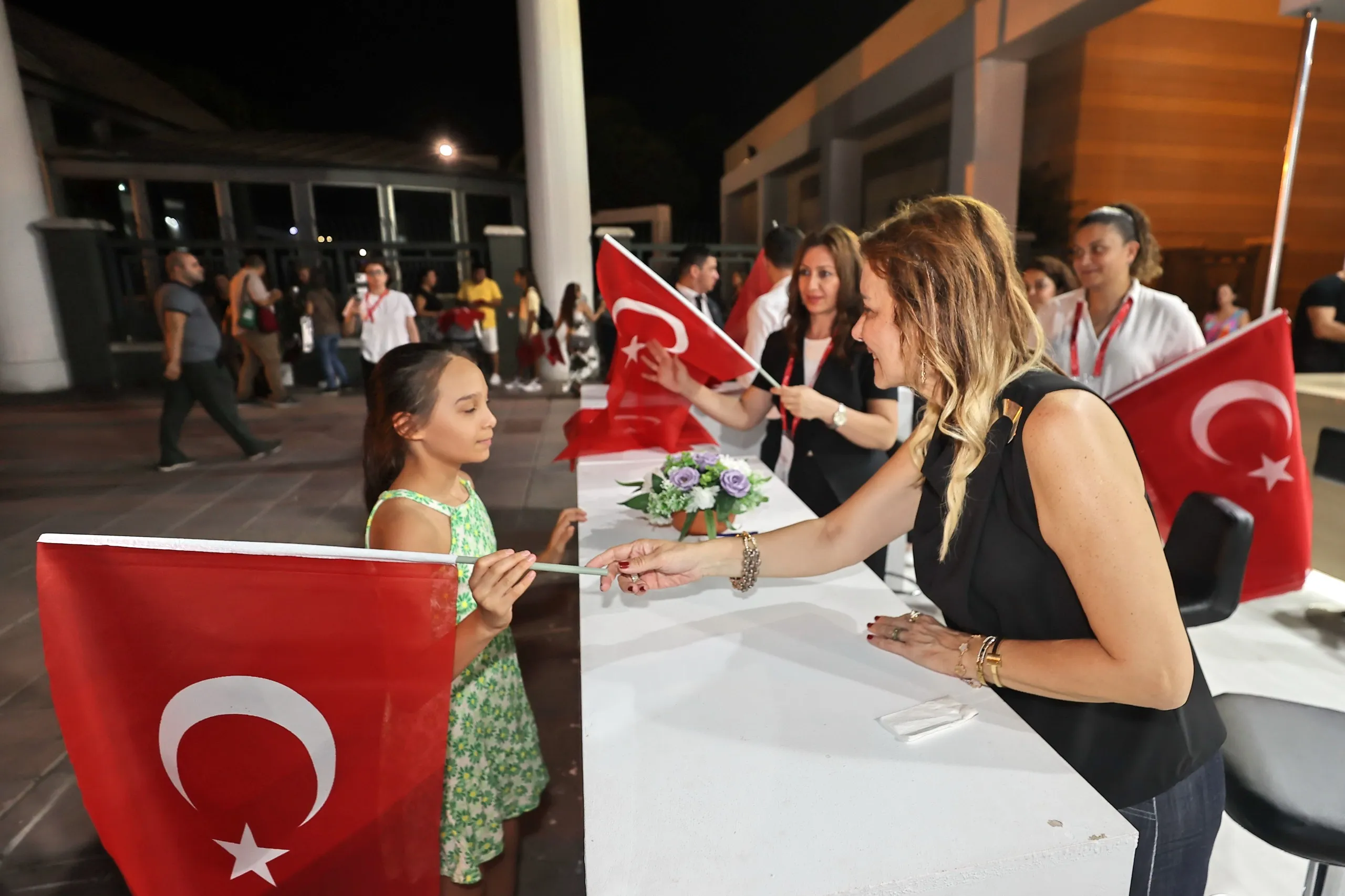 Konak Belediye Başkanı Nilüfer Çınarlı Mutlu, 93. İzmir Enternasyonal Fuarı'nda vatandaşlara Türk Bayrağı hediye ederek 9 Eylül coşkusunu taçlandırdı.