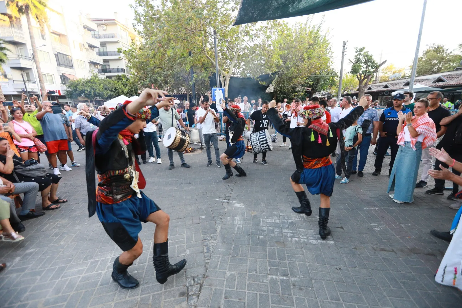 Efes Selçuk Festivali 2024, Norm Ender konseriyle sona erdi. Başkan Ceritoğlu Sengel'in de katıldığı etkinlikte, Efes Selçuk'un kurtuluşu ve Cumhuriyet coşkusu yaşandı.