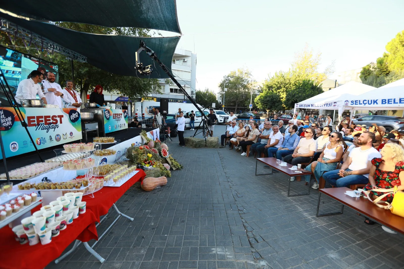 Efes Selçuk Festivali 2024, Norm Ender konseriyle sona erdi. Başkan Ceritoğlu Sengel'in de katıldığı etkinlikte, Efes Selçuk'un kurtuluşu ve Cumhuriyet coşkusu yaşandı.