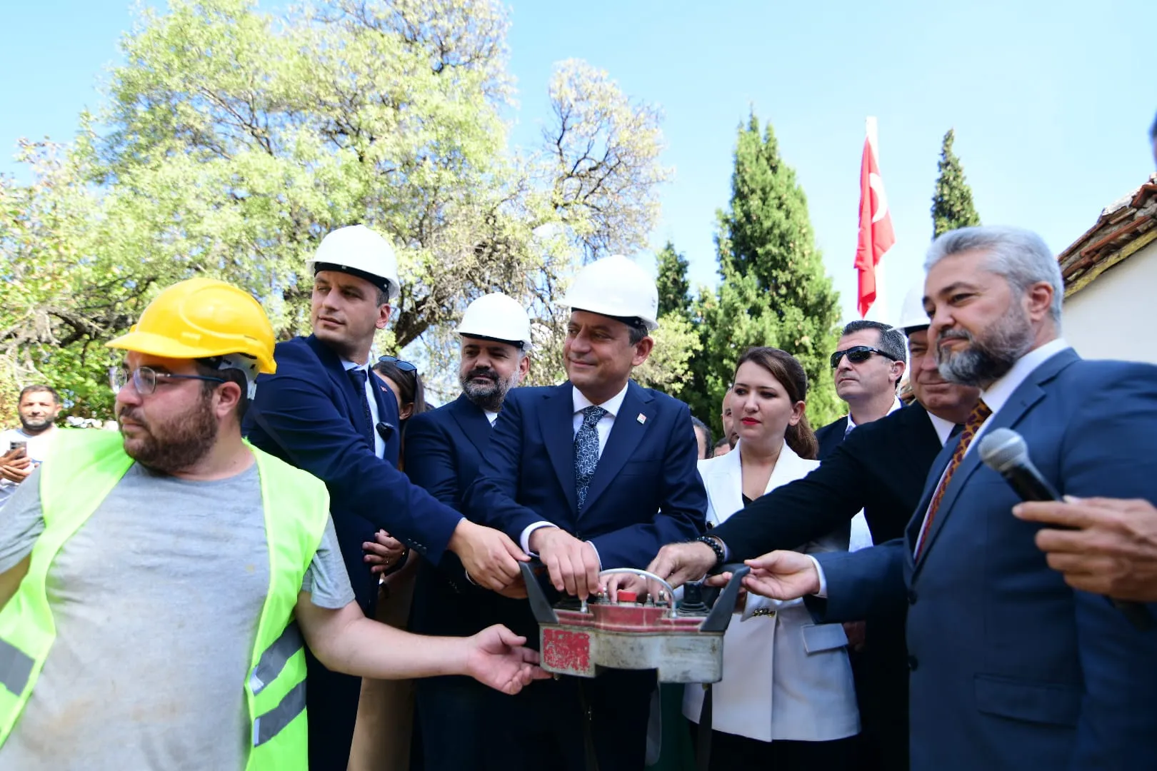 Özel'den Bornova'ya Mescid-i Aksa Temalı Cami Hediyesi