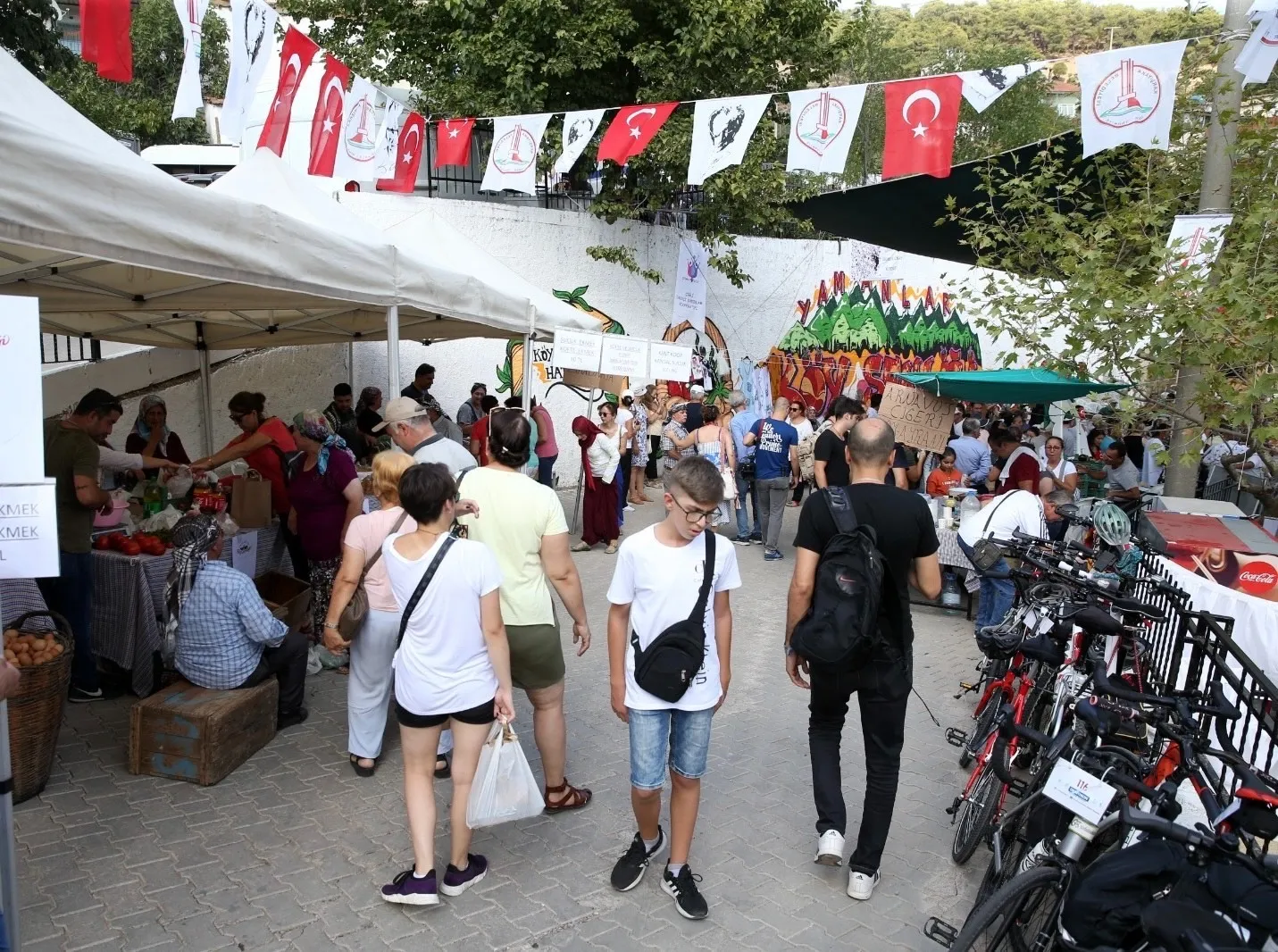 Hazer Amani'nin de katılacağı Yamanlar Domates Şenliği ile İzmir'in yanan kalbi yeniden atıyor! 22 Eylül'de, yöresel lezzetlerin yanı sıra müzik ve eğlence dolu bir gün sizleri bekliyor.