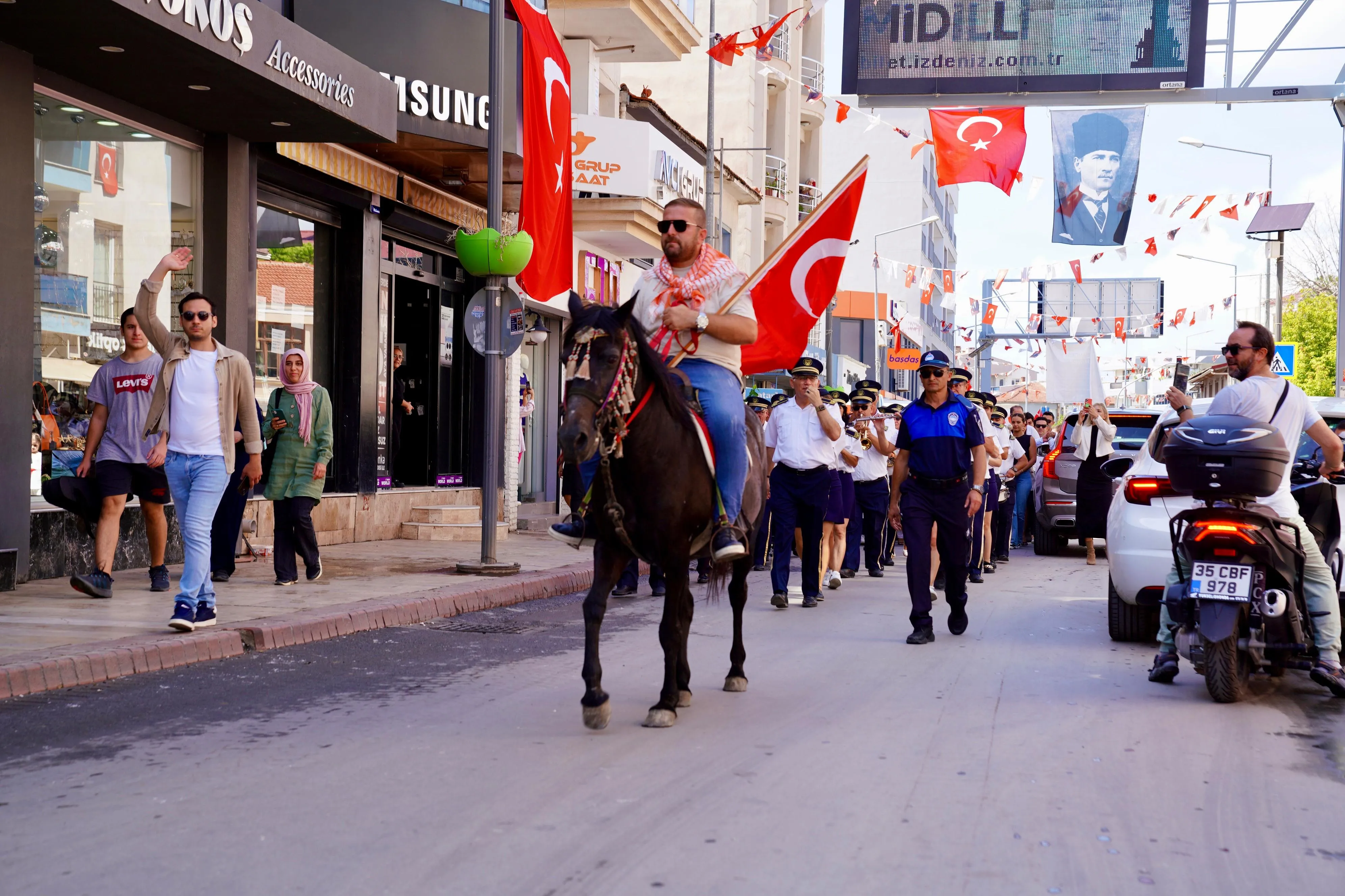 Seferihisar, kurtuluşunun 102. yılını görkemli bir törenle kutladı. Cumhuriyet Meydanı'nda düzenlenen törene, ilçe protokolü, siyasi parti temsilcileri ve vatandaşlar katıldı.