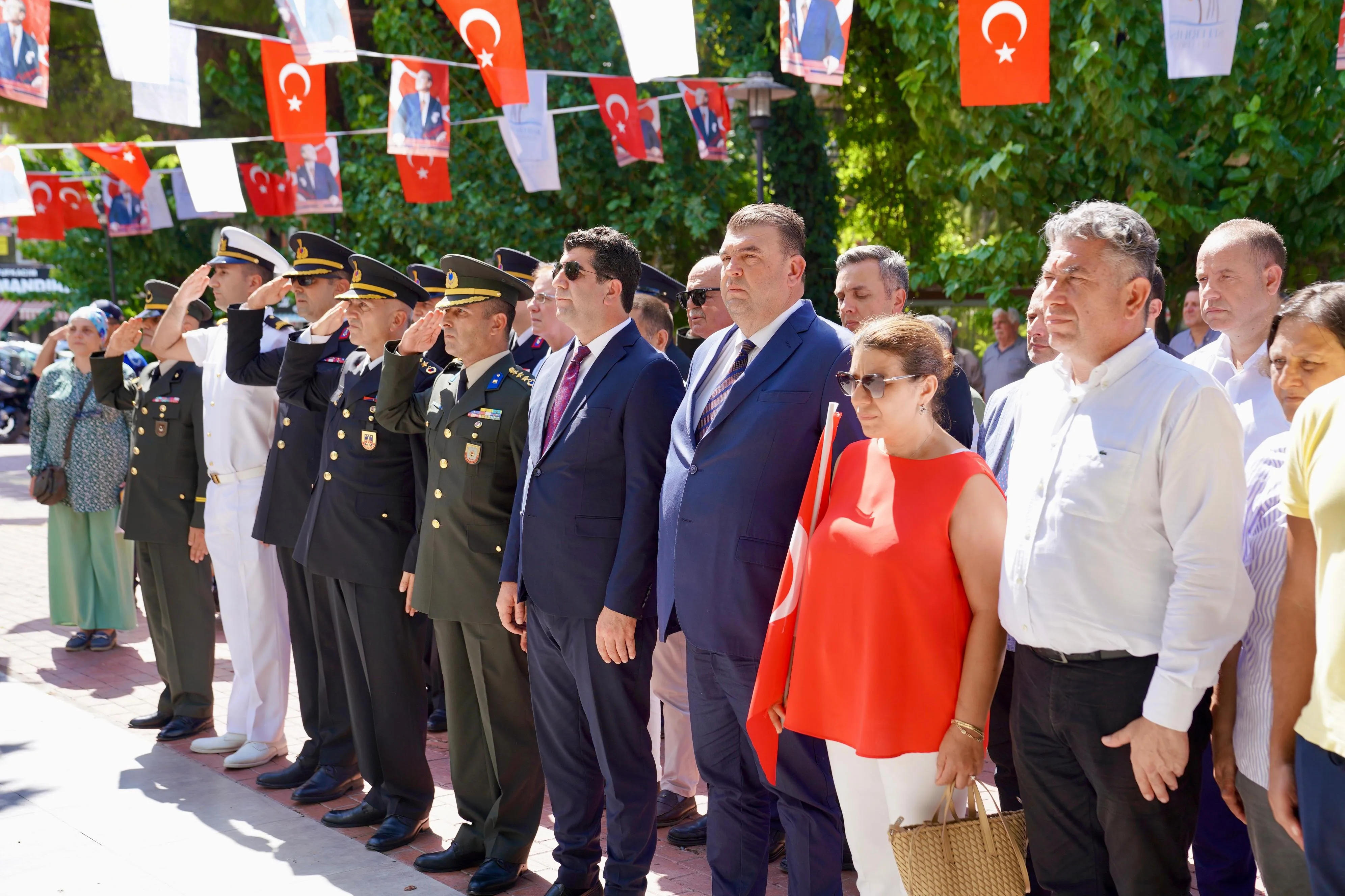 Seferihisar, kurtuluşunun 102. yılını görkemli bir törenle kutladı. Cumhuriyet Meydanı'nda düzenlenen törene, ilçe protokolü, siyasi parti temsilcileri ve vatandaşlar katıldı.