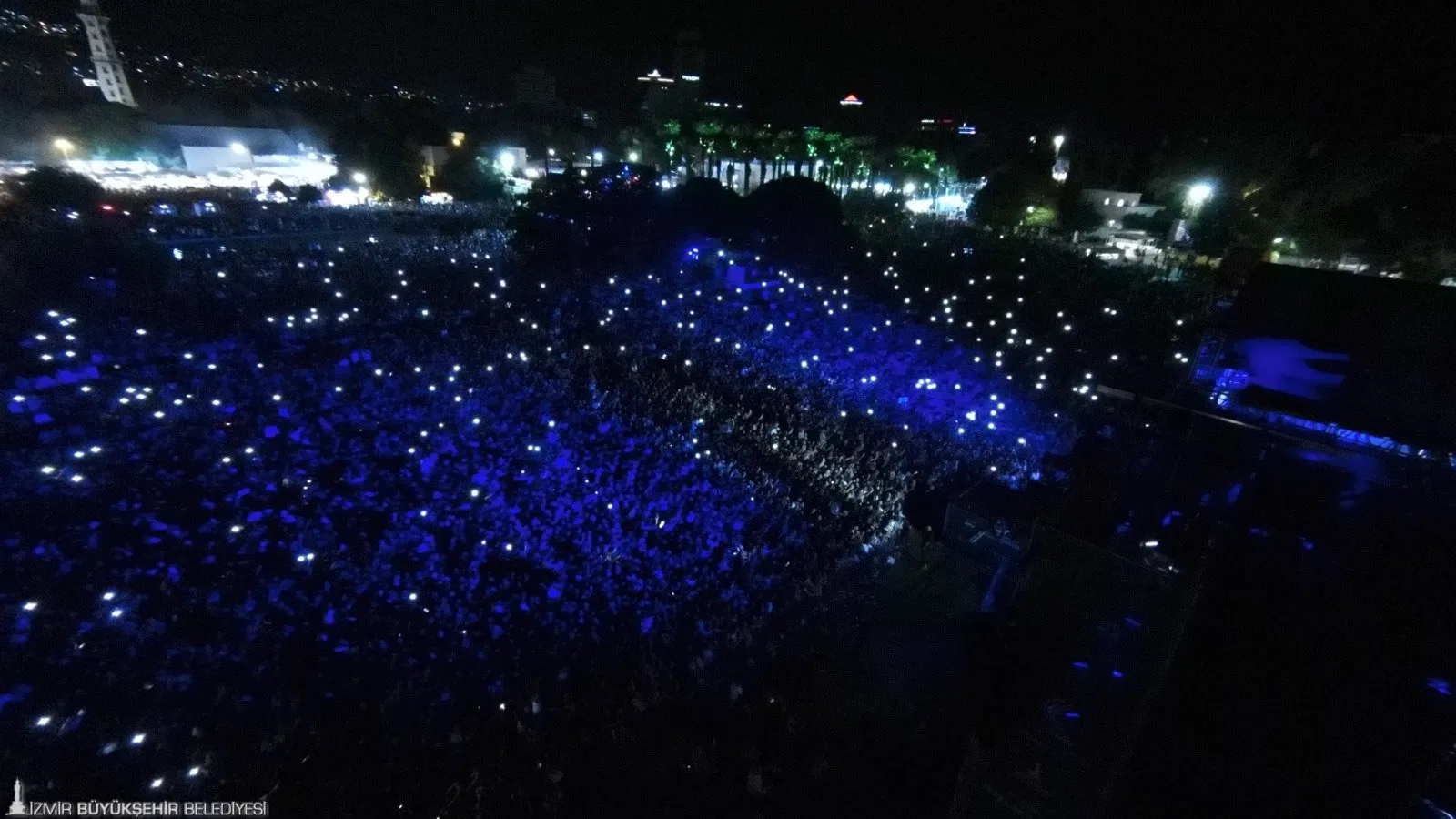 İzmir Enternasyonal Fuarı’nın Çim Konserleri’nde bu hafta Semicenk rüzgarı esti. Gençlerin büyük ilgi gösterdiği sanatçı, dark pop tarzıyla İzmir'e unutulmaz bir gece yaşattı. 