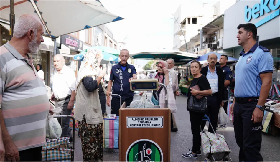 Tire Belediyesi Zabıta Müdürlüğü tarafından pazarın çeşitli noktalarına yerleştirilen hassas tartılar sayesinde, alıcılar satın aldıkları ürünlerin miktarını kolayca kontrol edebilecek.