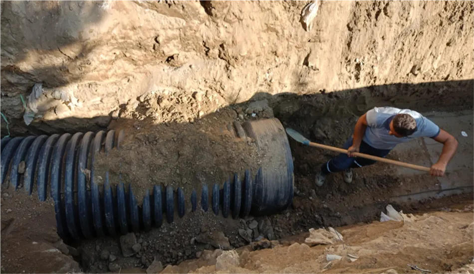 İZSU ve Tire Belediyesi iş birliğiyle Faik Tokluoğlu Bulvarı'nda başlatılan yağmur suyu şebekesi çalışmalarıyla bölgenin yıllardır süregelen su baskınlarına çözüm bulunuyor. 