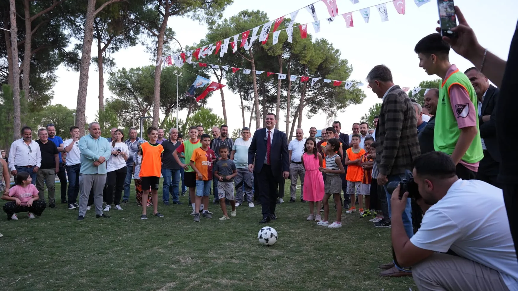 Torbalı Belediyesi, Şehitler Mahallesi'nde çocukların ve gençlerin spor yapmasına olanak sağlayacak modern bir sosyal alan açtı. Açılışa CHP Genel Başkan Yardımcısı Erhan Adem de katıldı.