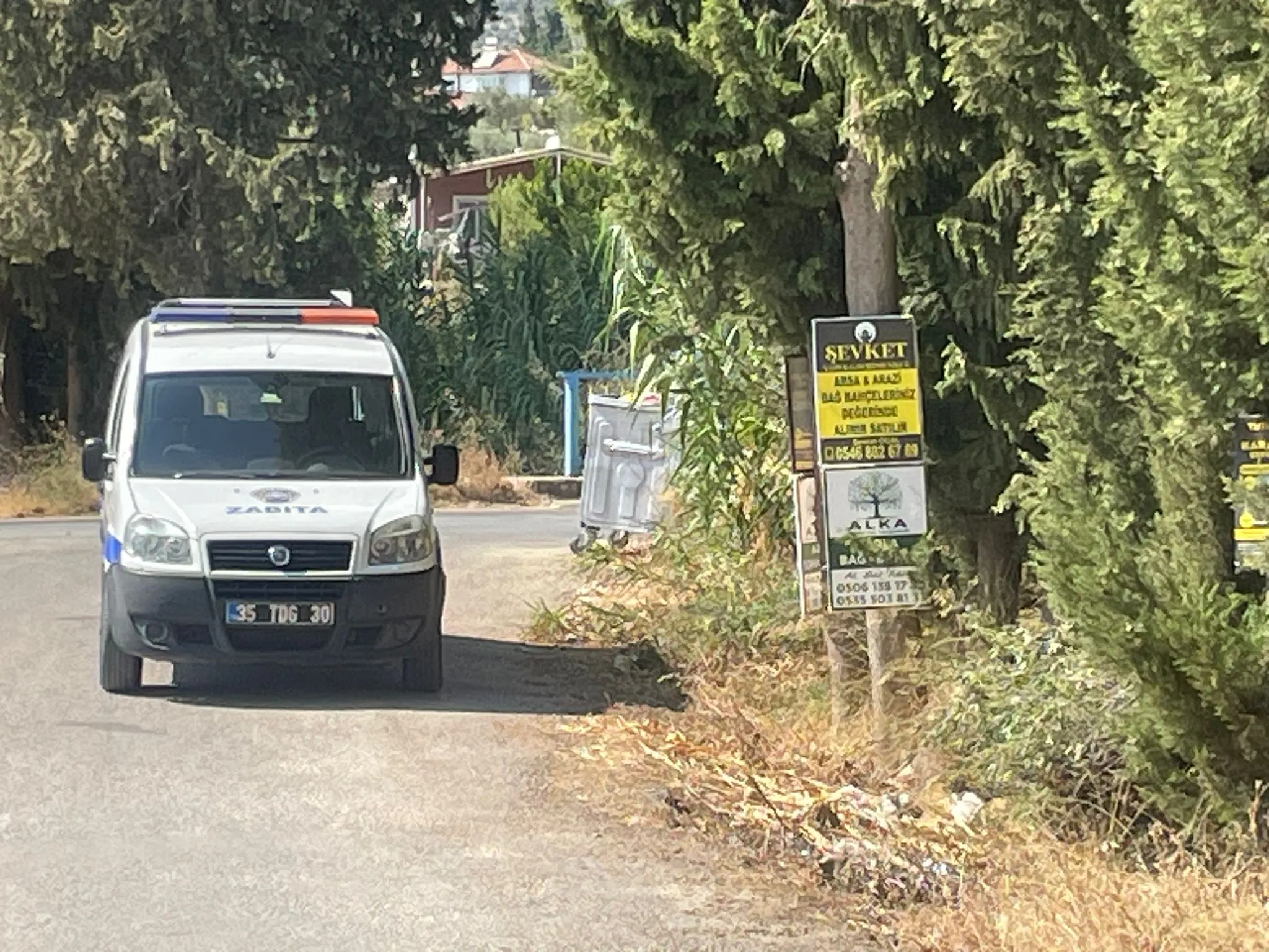 Belediye Başkanı Övünç Demir'in talimatıyla ilçedeki hobi bahçeleri mühürlenirken, son olarak beş köyde tarım arazilerine yapılmak istenen hobi bahçesi reklamları için yasal işlem başlatıldı