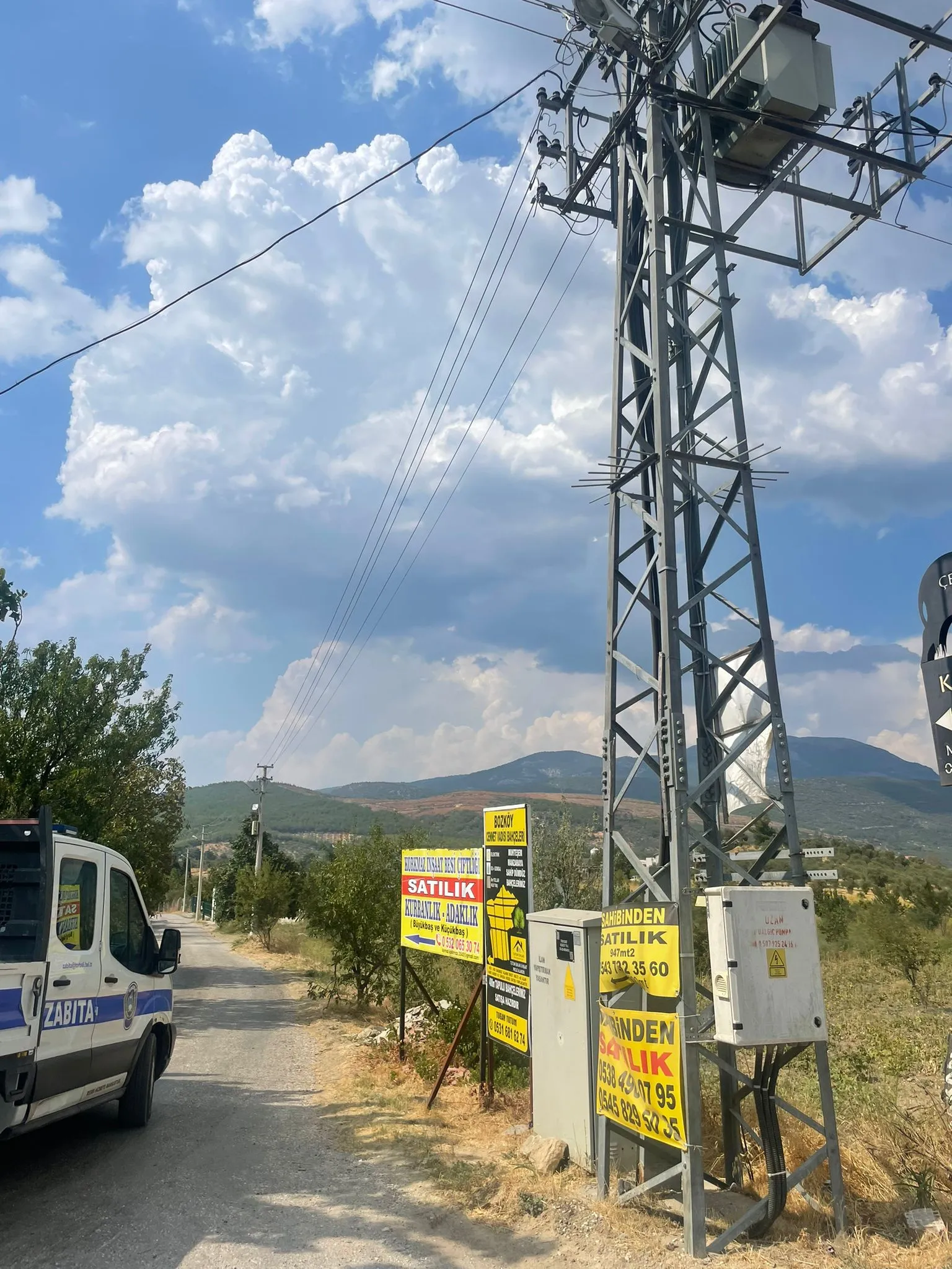 Belediye Başkanı Övünç Demir'in talimatıyla ilçedeki hobi bahçeleri mühürlenirken, son olarak beş köyde tarım arazilerine yapılmak istenen hobi bahçesi reklamları için yasal işlem başlatıldı